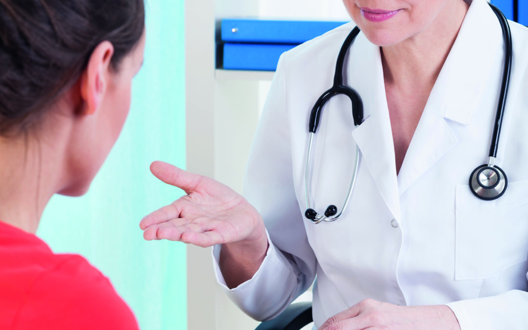 Eine Patientin spricht mit ihrer Ärztin über Untersuchungsergebnisse und Diagnosen.