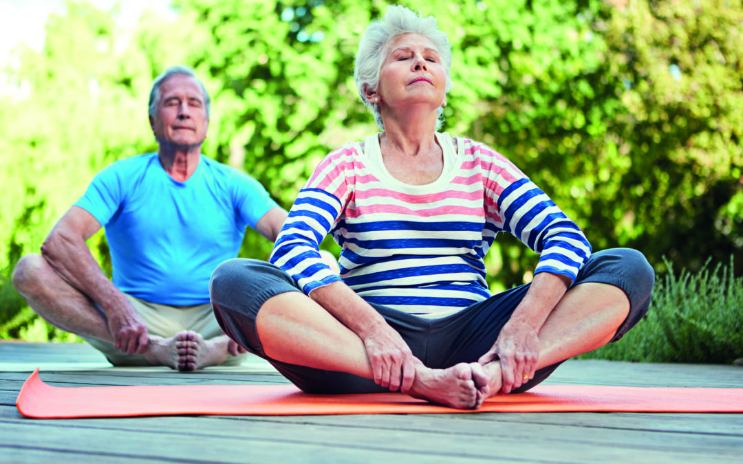 Senioren machen den Sonnengruß: Yoga unterstützt den Körper im Alter und beugt Krankheiten vor