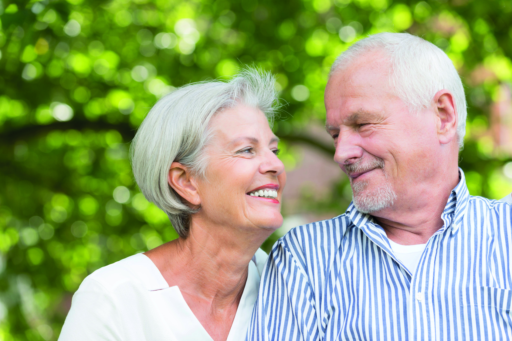 Ein älteres Paar schaut sich glücklich an. Mangelernährung stellt für sie kein Problem mehr dar.