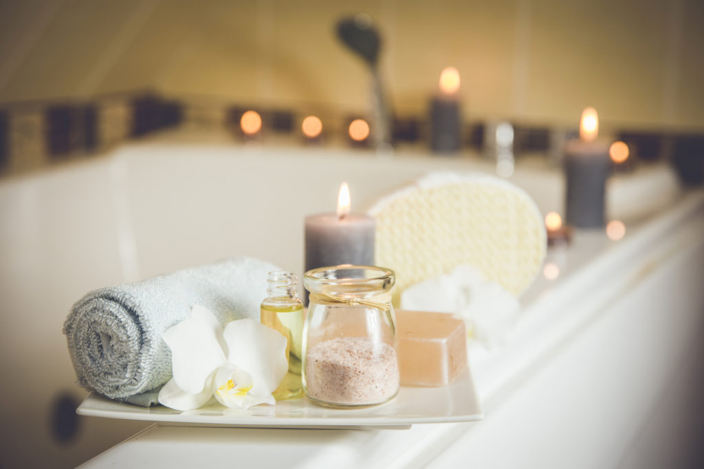 Immunsystem stärken: eine Badewanne mit brennenden Kerzen dekoriert.