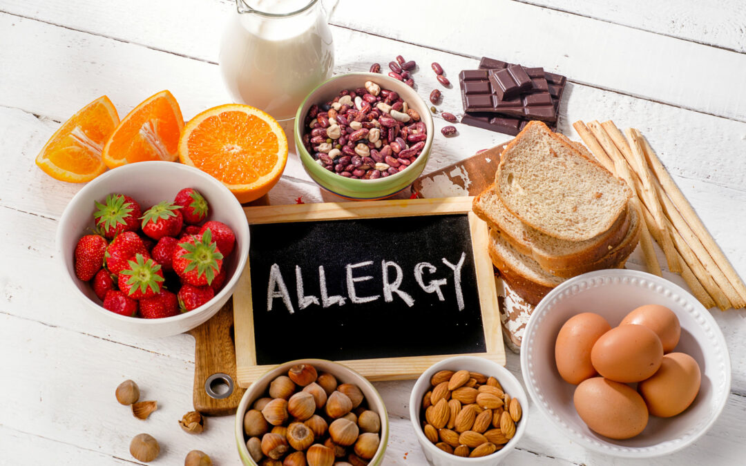 Lebensmittel mit einem hohen Allergenrisiko auf einem Tisch (Allergien)